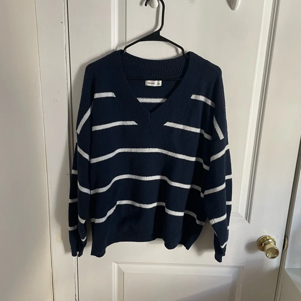 American Eagle Outfitters Navy and White V-Neck Sweater - Picture 2 of 4